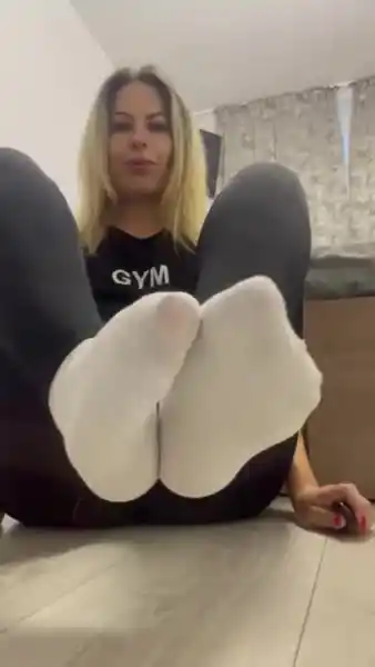 Footjob: Imagine my red toenails on your DICK!
