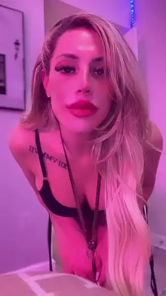 If only you were so lucky to have this fat ass in your face
