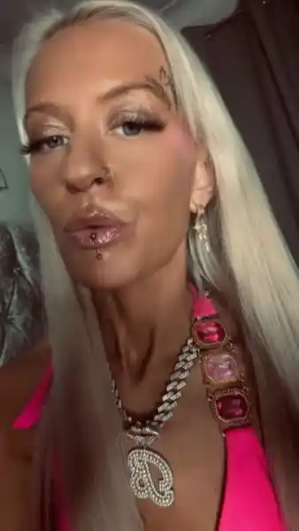 Hair done, makeup done, nails done… gotta look sexy for you at all times haven’t I?! I’m online right now waiting for you, come say hello!