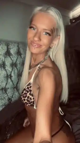 Spoiler alert: I love wearing bikinis on cam! I just have to show off the amazing tan and bouncy booty, let me know what you think!