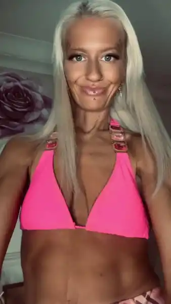 Hi I’m Beth my favourite hobbies are chatting to men and vibrating my pussy!